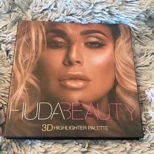 Huda beauty 3D highlighter palette- Pink Sands